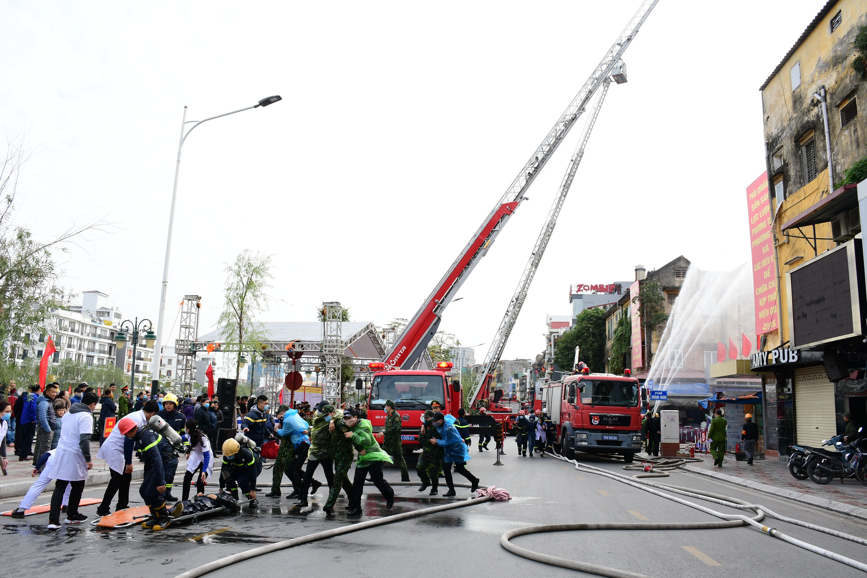 Diễn tập phương án chữa cháy và cứu nạn, cứu hộ phối hợp nhiều lực lượng tại chợ Tam Bạc